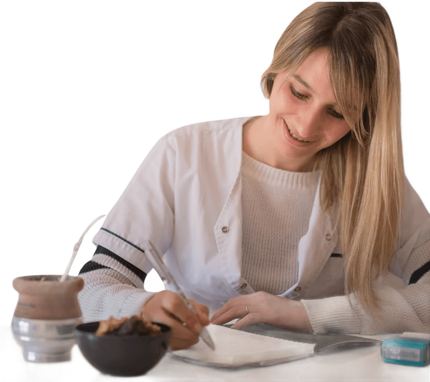 Emi Lavin, Lic. en Nutrición, escribiendo en su consultorio